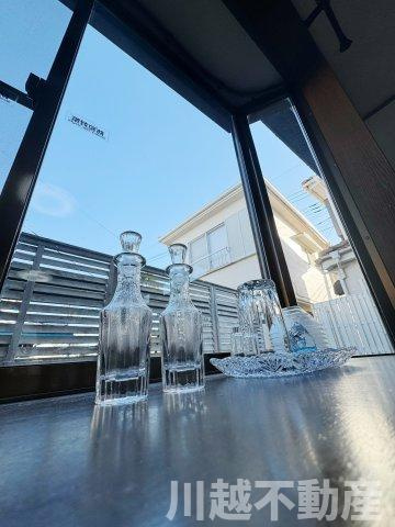 タクトホーム施工のフルリノベ中古戸建の内装|リビングのお洒落な出窓