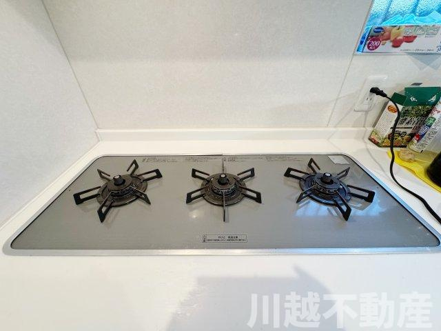 タクトホーム施工のフルリノベ中古戸建のキッチン|ワイドなビルトイン３つ口のコンロ