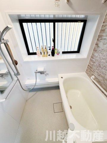 タクトホーム施工のフルリノベ中古戸建の浴室|窓があるので明るく使いやすいお風呂です