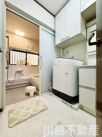 タクトホーム施工のフルリノベ中古戸建の洗面所|２０２４年春にリフォームした洗面台、お風呂が引戸なので出入りがラク