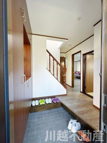 タクトホーム施工のフルリノベ中古戸建の玄関|広々かつ明るい、出入りのしやすい玄関です