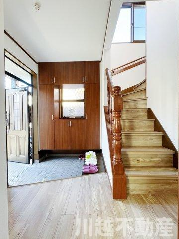 タクトホーム施工のフルリノベ中古戸建の玄関|窓があり、階段室からの明かりも入る明るい玄関