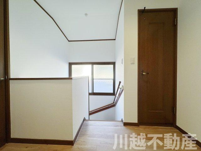 タクトホーム施工のフルリノベ中古戸建のその他|２階の明るいホール