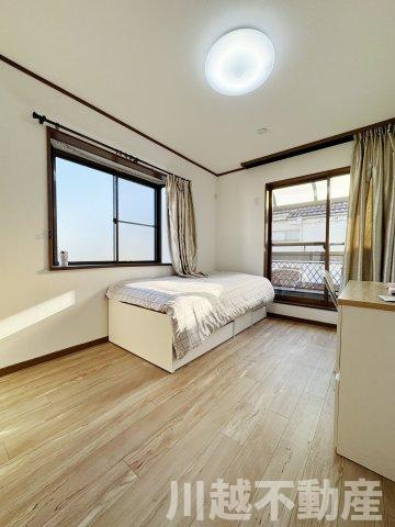 タクトホーム施工のフルリノベ中古戸建の洋室|２階東側の明るい６畳洋室