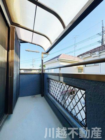 タクトホーム施工のフルリノベ中古戸建のバルコニー|２階東側洋室専用のバルコニー、雨の日でも屋根付きなので外で洗濯物が干せます