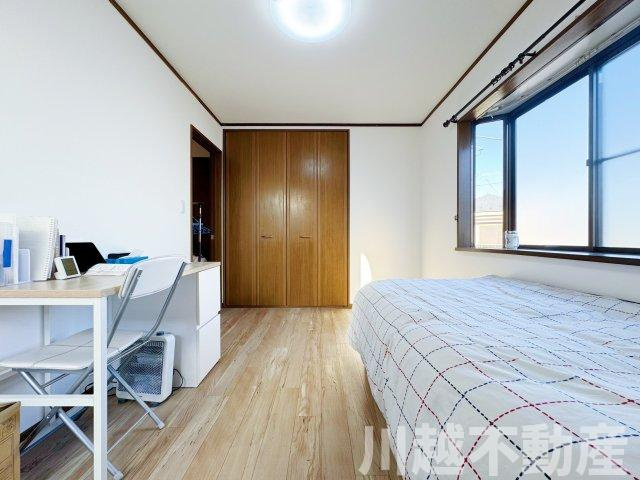 タクトホーム施工のフルリノベ中古戸建の洋室|２階東側の洋室には出窓があります