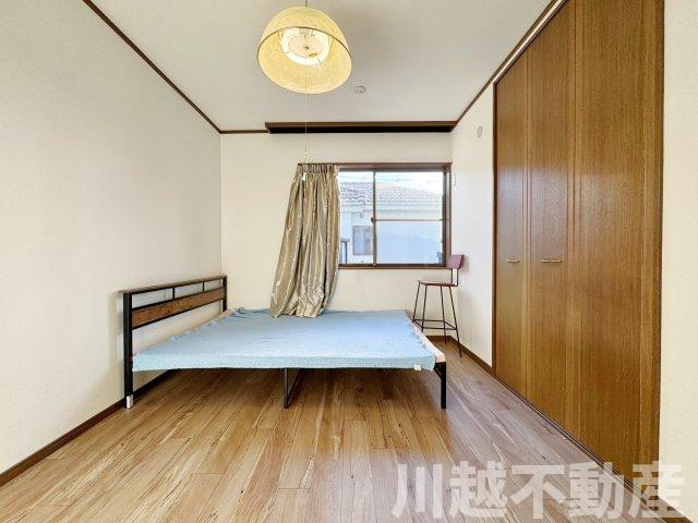 タクトホーム施工のフルリノベ中古戸建の洋室|コンパクトながら落ち着きのある２階６畳洋室、勉強部屋や書斎にいかが？