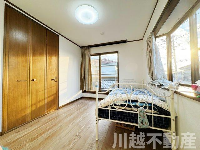 タクトホーム施工のフルリノベ中古戸建の洋室|２階の6.5帖の洋室は寝室にいかがでしょう？