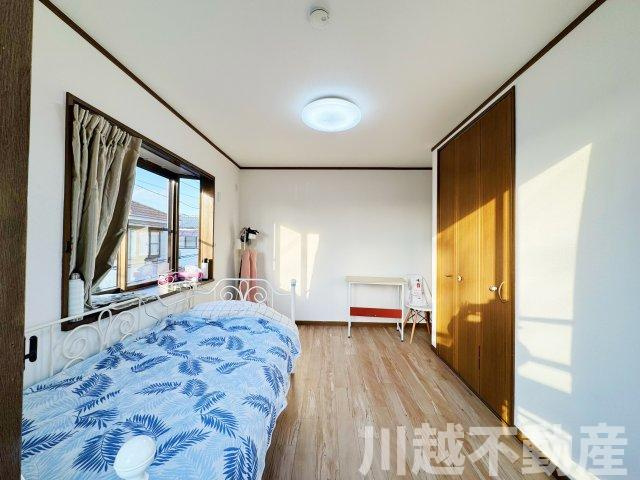 タクトホーム施工のフルリノベ中古戸建の洋室|２階の6.5帖の明るい洋室