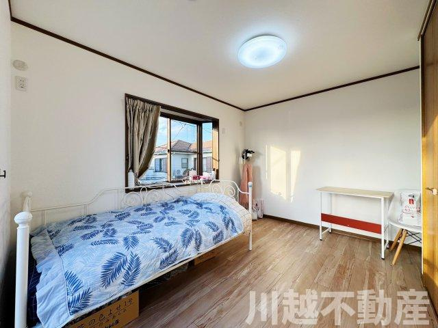 タクトホーム施工のフルリノベ中古戸建の洋室|２階の6.5帖の洋室にも出窓があります