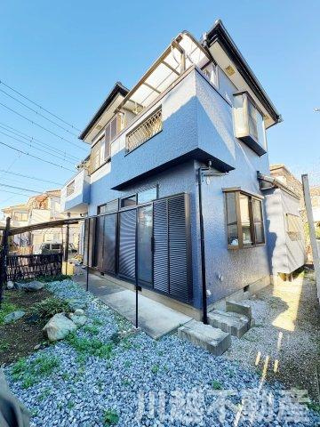 タクトホーム施工のフルリノベ中古戸建の前面道路含む現地写真|お庭から見上げた光景