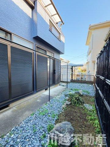 タクトホーム施工のフルリノベ中古戸建の庭|隣地とは目隠しフェンスがあるプライバシー確保のお庭です