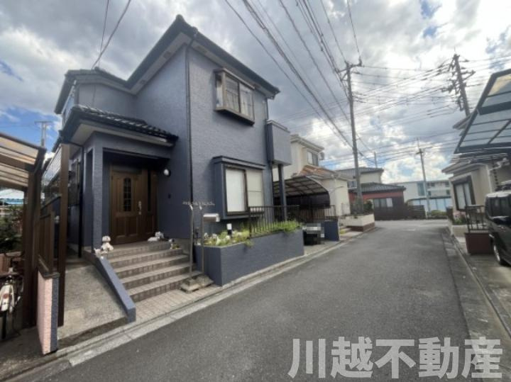タクトホーム施工のフルリノベ中古戸建の前面道路含む現地写真|外壁と外構の塗装を一新、お洒落な雰囲気です