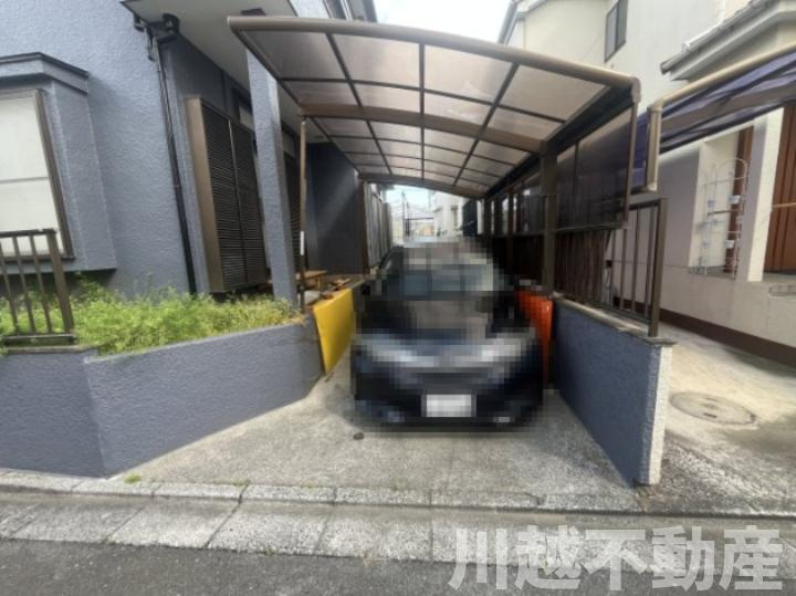 タクトホーム施工のフルリノベ中古戸建の駐車場|雨の日でも乗り降りがラクな屋根付きカーポート