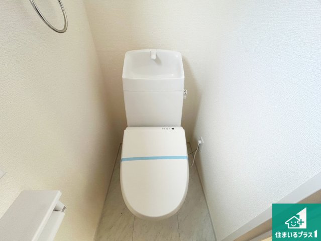 神戸市北区筑紫が丘　第3期　新築一戸建てのトイレ|1・2階の2ヶ所にあるので、朝の忙しい時間の順番待ちもなく、深夜の利用にも大変便利です。