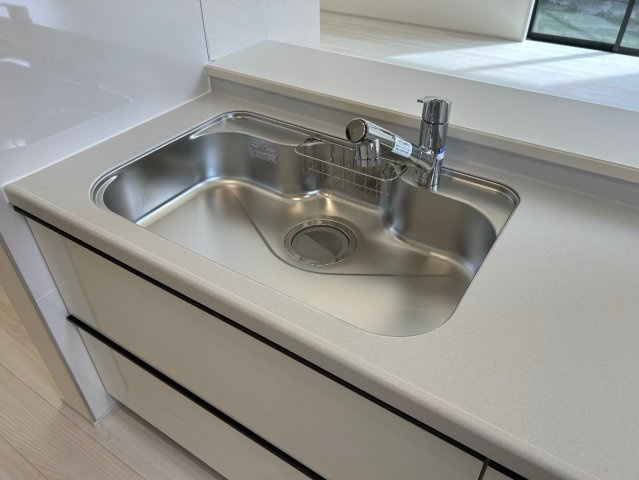 神戸市北区筑紫が丘　第3期　新築一戸建ての設備|蛇口の先端に浄水器を内蔵しています！原水と浄水、お湯と冷水、シャワーの切替えがワンタッチなので用途によって使い分けられます。