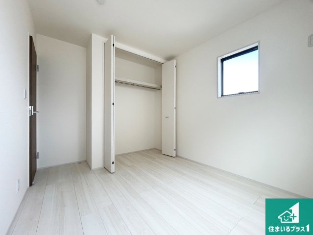 神戸市北区筑紫が丘　第3期　新築一戸建ての洋室|収納スペースが充実しているので子供の成長に合わせてたくさん収納ができます！家族構成に合わせた様々な活用ができる収納！