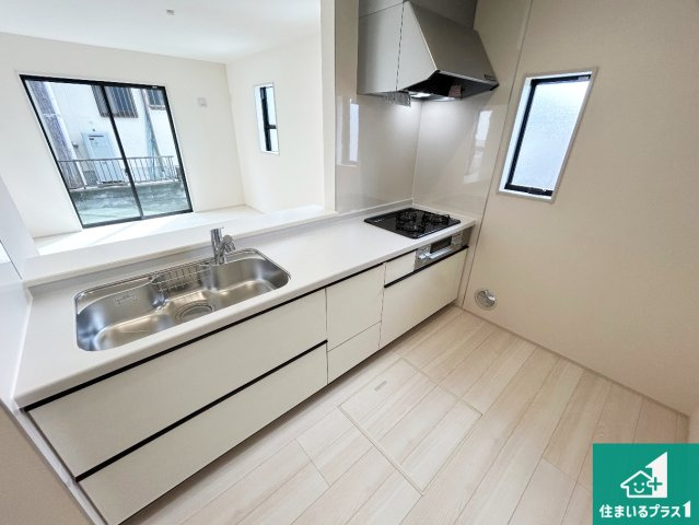 神戸市北区筑紫が丘　第3期　新築一戸建てのキッチン|子供を見守りながらお料理が出来るため家族のコミュニケーションか増えます♪スペースが広く確保されている為お子様が大きくなったときは一緒に料理を楽しめます♪