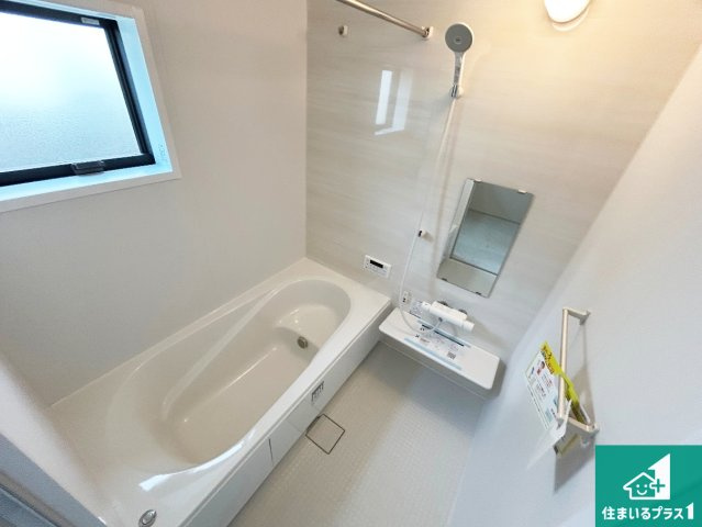 神戸市北区筑紫が丘　第3期　新築一戸建ての浴室|足をゆったり伸ばして寛げる浴槽です。窓が設けられていますので差し込む光が明るく穏やかな雰囲気にしてくれます♪浴室乾燥機も設置しているので、雨の日の洗濯物も安心です♪