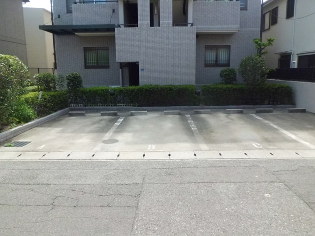 アゼリア六甲の駐車場