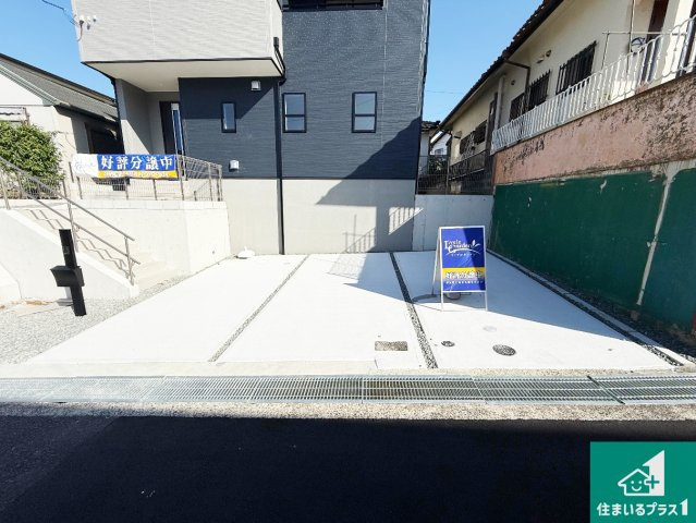 神戸市北区筑紫が丘　第3期　新築一戸建ての駐車場|並列２台駐車可能！ゆとりの駐車スペースで車庫入れもスムーズ！

