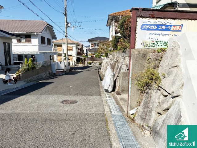 神戸市北区筑紫が丘　第3期　新築一戸建ての前面道路含む現地写真|周辺は閑静な住宅街！前面道路広々で車の出し入れも便利です。駐車が苦手な方でも安心して車庫入れできます！