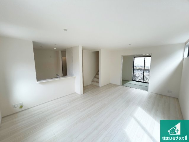 神戸市北区筑紫が丘　第3期　新築一戸建ての居間・リビング|シンプルなリビングは、観葉植物等のインテリアを楽しめますね！パパ好みにも、ママ好みにも家具次第で雰囲気を変えることができます！