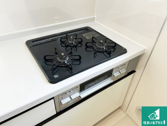 神戸市北区筑紫が丘　第3期　新築一戸建ての設備|ダブル高火力Ｓｉセンサー付きコンロ！３口あるので、まとめて料理をする時も大活躍！
