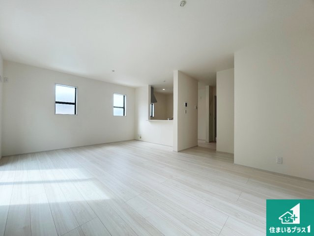 神戸市北区筑紫が丘　第3期　新築一戸建ての居間・リビング|日当たり良好の明るいリビングで朝の目覚めもスッキリできそう！対面キッチンでご家族のコミュニケーションも自然と増える設計！小さなお子様が遊ぶスペースを作っても広々とくつろげるLDK！