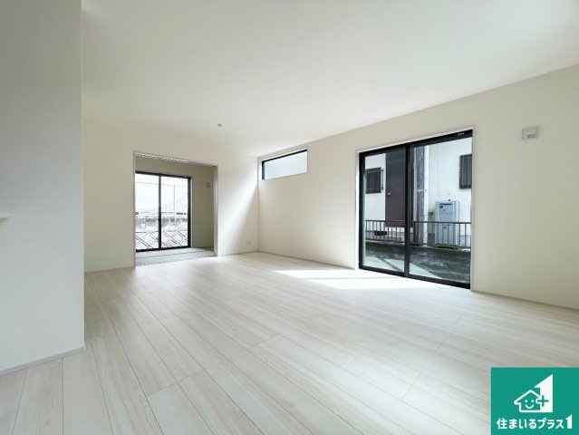 神戸市北区筑紫が丘　第3期　新築一戸建ての居間・リビング|明るいリビングで朝の目覚めもスッキリできそう！対面キッチンでご家族のコミュニケーションも自然と増える設計！小さなお子様が遊ぶスペースを作っても広々とくつろげるLDK！