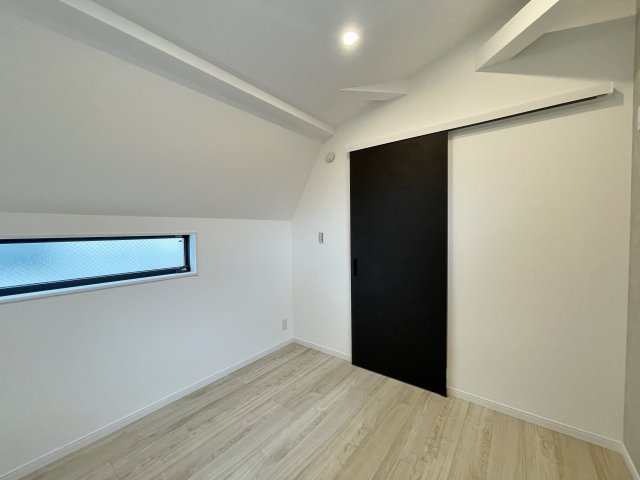 練馬区旭丘1丁目 限定1棟の洋室|南東向きの5.1帖の洋室には、朝から優しい日差しが降りそそぎます