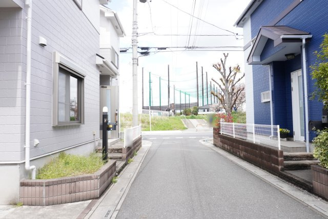 草加市長栄1丁目 中古戸建の前面道路含む現地写真