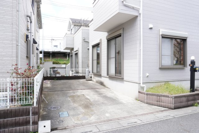 草加市長栄1丁目 中古戸建の駐車場