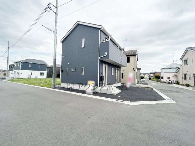 飯能市岩沢・全1棟　新築一戸建　～制震装置設置住宅～の前面道路含む現地写真