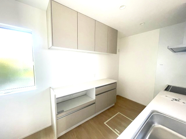 廿日市市新宮一丁目　№35070のその他|キッチンと同色の
カップボード付き。