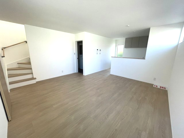 廿日市市新宮一丁目　№35070の居間・リビング|16.8帖の開放的な空間です。