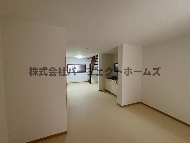 東大利町戸建　賃貸の居間・リビング|こちらのリビングで趣味の時間をお楽しみください