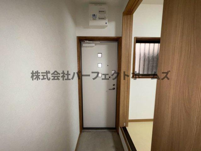 東大利町戸建　賃貸の玄関|明るい玄関です