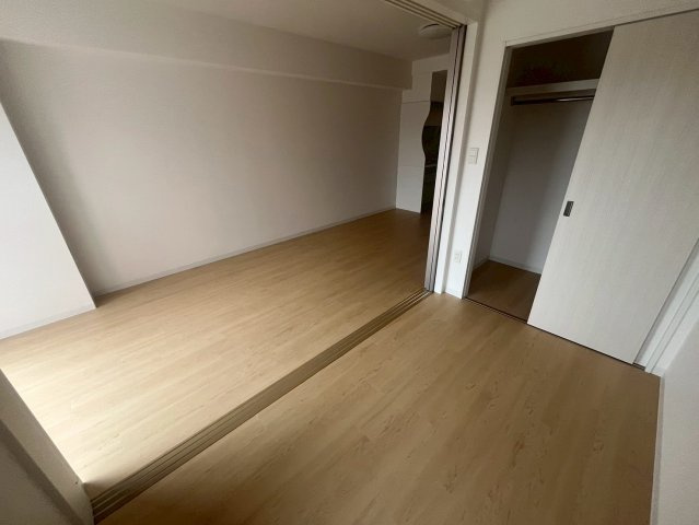 セレニテ本町グランデの洋室