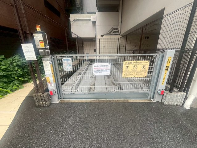 セレニテ本町グランデの駐車場