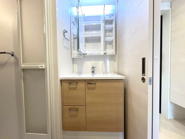 Alivis北梅田の独立洗面台