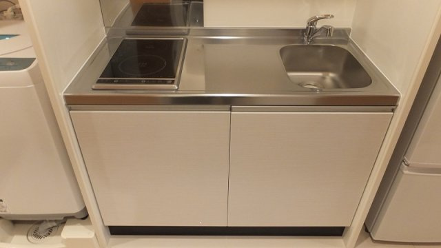 クレイノ楠谷２３のキッチン|ワイドタイプの２口電熱コンロ