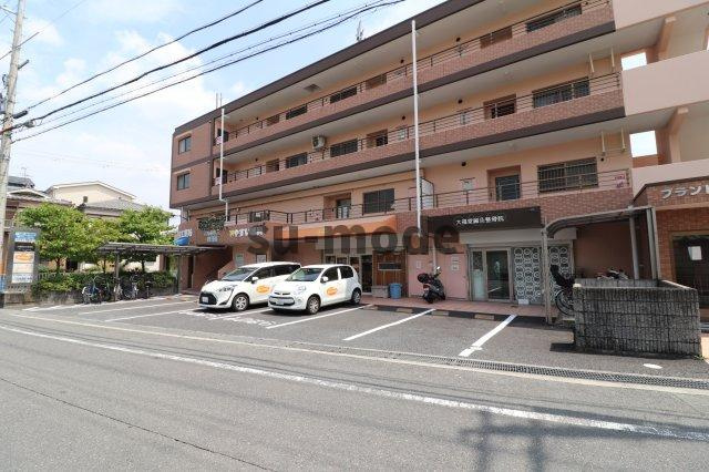 プランドール耳原の駐車場