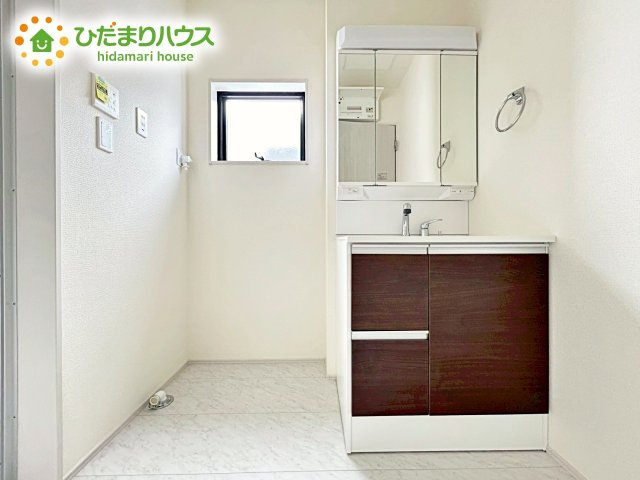 【独立洗面台】 | 笠間駅前1期　新築戸建　1号棟 | 三面鏡は自分では見えにくいところまで見ることができるので、身だしなみを整える際などにはとても便利です(*^^*)