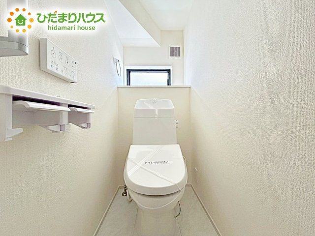 【トイレ】 | 笠間駅前1期　新築戸建　1号棟 | ウォシュレット標準装備。自動洗浄で流し忘れの心配も御座いません。清潔感にあふれた空間と機能的な洗浄装置。毎日何度も使う場所だから快適に。便利に。