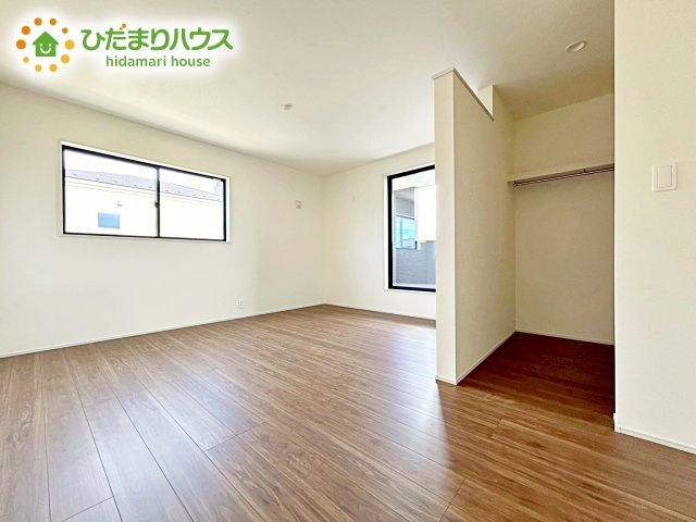 【寝室】 | 笠間駅前1期　新築戸建　1号棟 | バルコニーに面していて、たっぷり光りの入る明るい主寝室です！