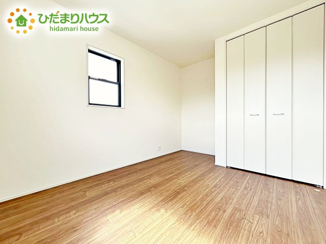 【洋室】 | 笠間駅前1期　新築戸建　1号棟 | お日様の光とさわやかな風をたっぷりとりこめます。室内はいつも明るい印象なので気持ちの良い朝を迎えられます。毎日の生活も明るくなりそうです。　　