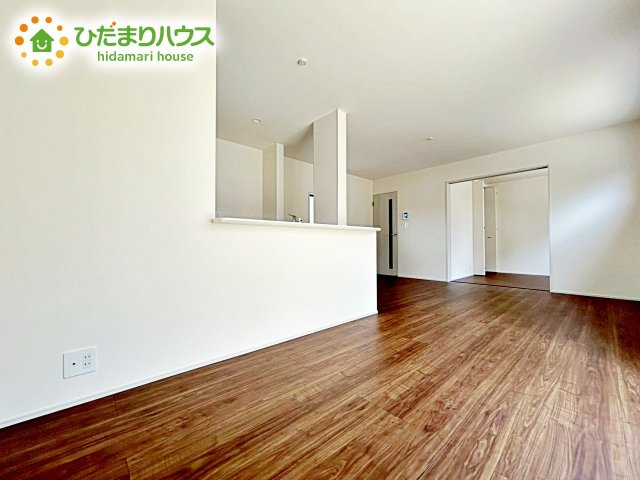 【居間・リビング】 | 笠間駅前1期　新築戸建　1号棟 | 大きな窓から差し込む光でいっぱいのリビング　休日もつい家にいる時間が長くなりそうです