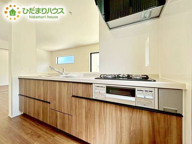 【キッチン】 | 笠間駅前1期　新築戸建　1号棟 | シンプルなシステムキッチン♪広々としていてお料理をするのにも十分な広さがあります！お子様とお菓子作りをしたり、新しいお料理に挑戦したり毎日の家事が楽しくなりそうです！