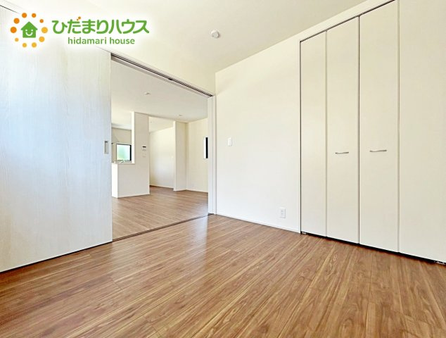【洋室】 | 笠間駅前1期　新築戸建　1号棟 | 室内には収納スペースもあり、衣類や小物類をたっぷり収納可能。お部屋をより広くお使いいただけます。